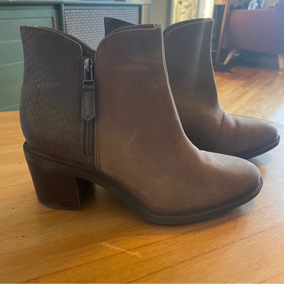 EUC Clarks Tan Booties Size 8 - Picture 2 of 7